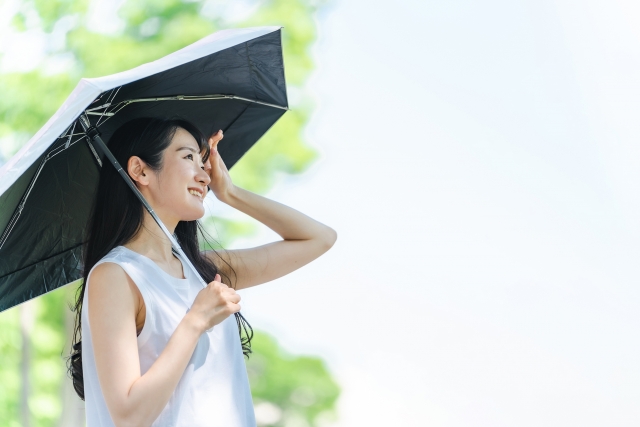 日傘をさす女性